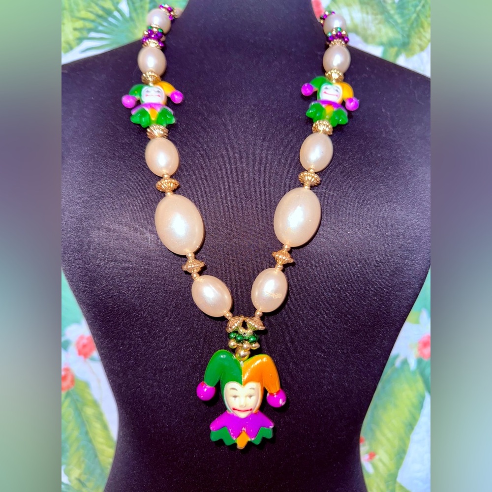 VINTAGE Mardi Gras 3 Happy Jesters Hand-Painted Pearl & Beads 30โ Necklace
